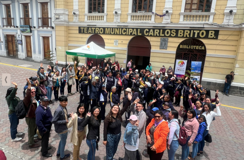 Construcción del símbolo de la no violencia en Mejía, cantón ubicado a 45 minutos al sur de Quito.