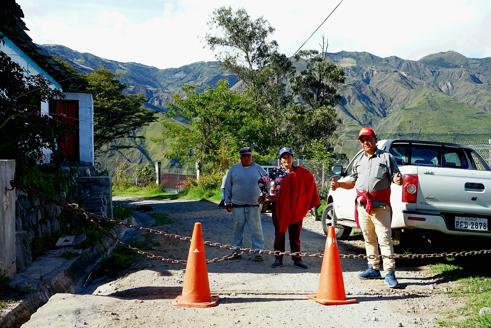 En Cahuasquí, campesinos de la resistencia antiminera. frente a un piquete que bloquea la entrada