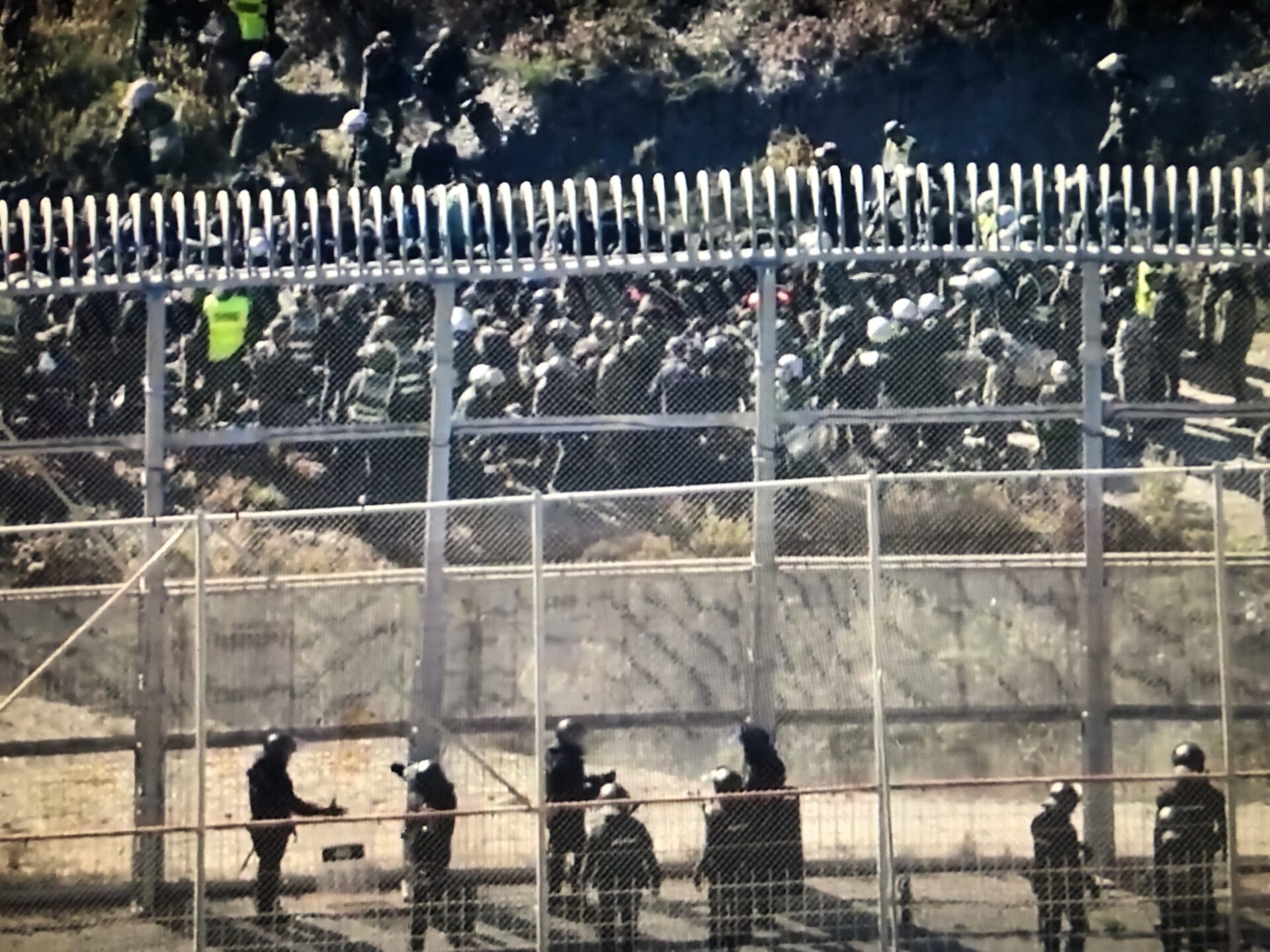 Fast tausend Menschen versuchen, die Grenzanlage in Ceuta zu überwinden