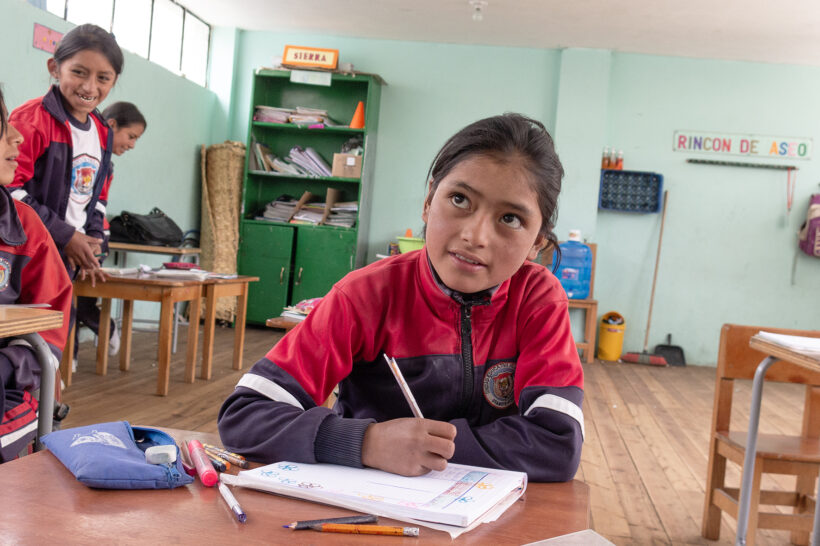 En defensa de la educación pública. Estudiante de la sierra centro en Ecuador atendiendo clases.