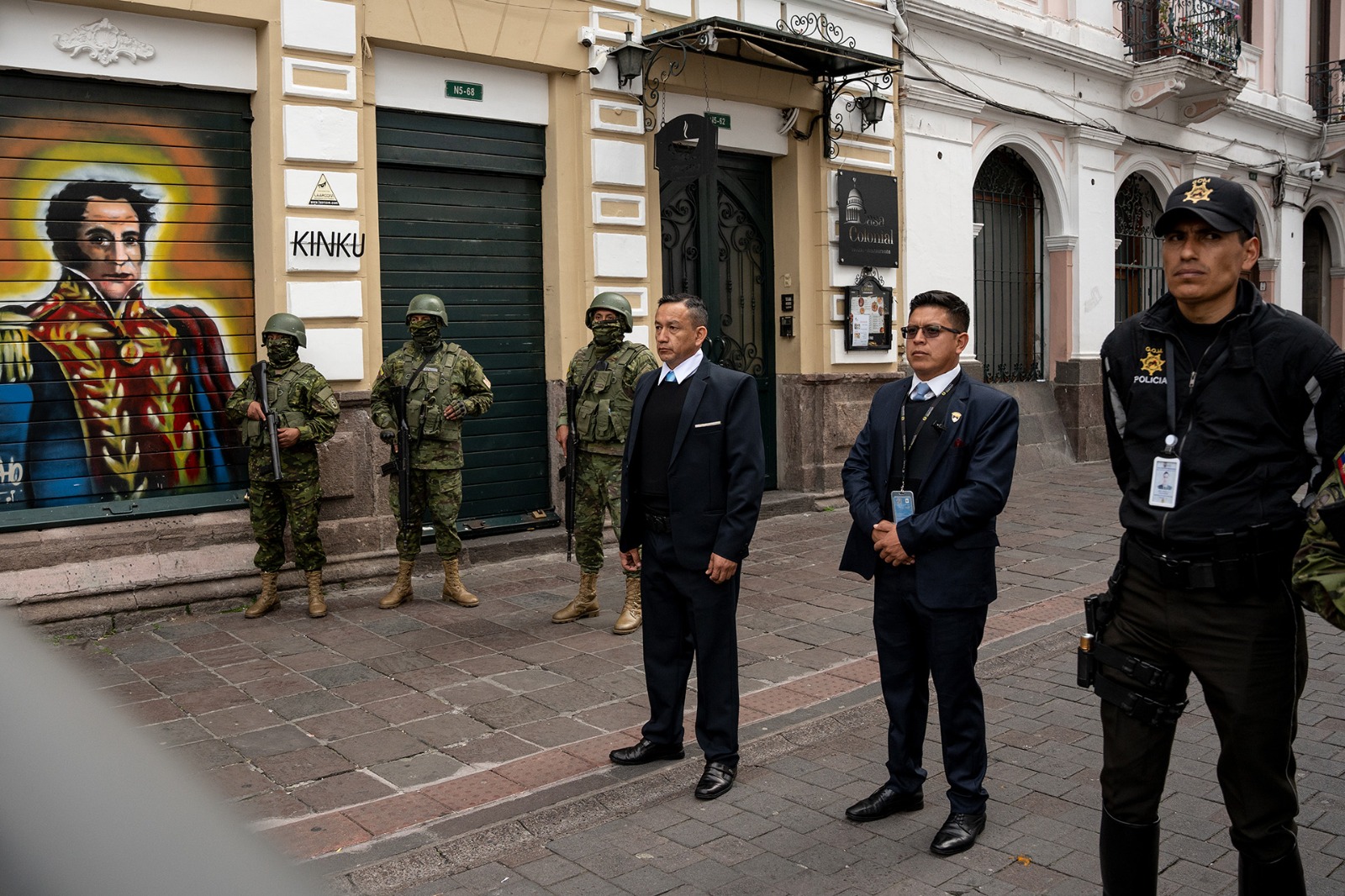Fuerzas armadas y seguridad trabajan juntos para controlar la situación en Ecuador.