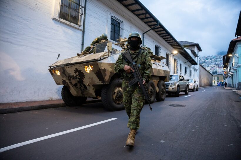 El ejército patrulla las calles del centro de Quito.