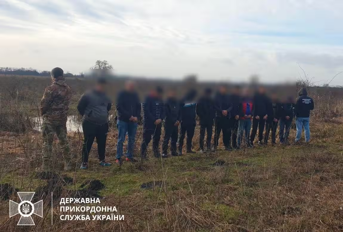 Uomini in fuga dalla leva catturati dalla guardia di frontiera ucraina