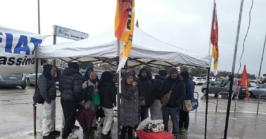 Foto: sit in dei sindacati di base di fronte l'ex Sevel il mese scorso