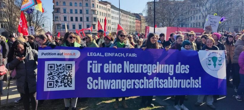 Über 10.000 Menschen demonstrieren am Internationalen Frauen*kampftag in Berlin