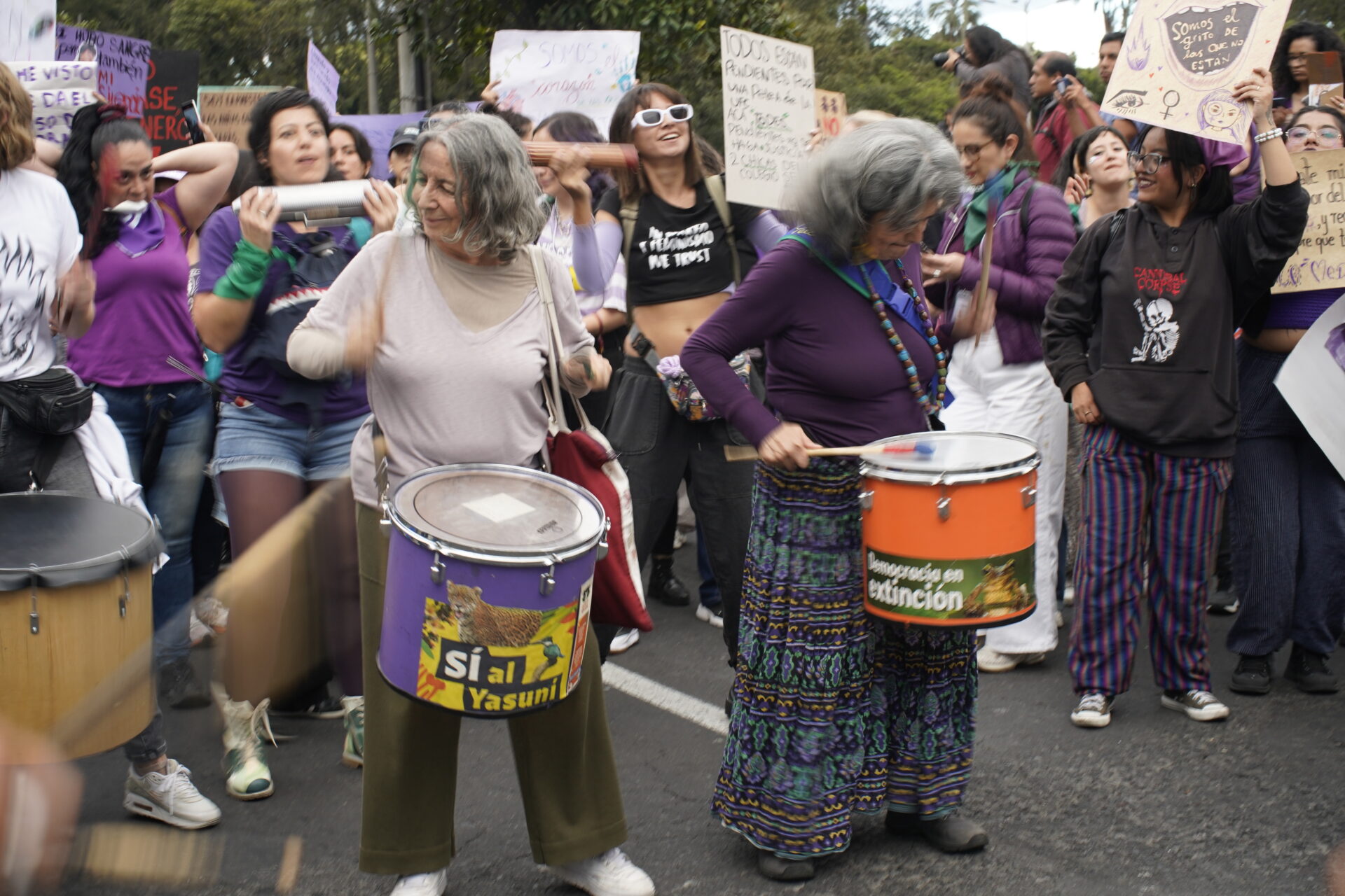 8 de marzo de 2024, Día de la Mujer, en la capital de Ecuador, cientos de personas se movilizan para alzar sus voces para protestar contra la violencia de género.