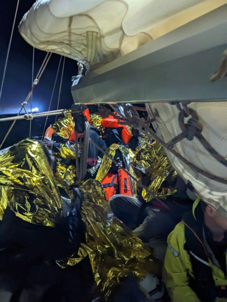 "CompassCollective rettet 31 Überlebende nach Bootsunglück im Mittelmeer; Drei Menschen vermutlich ertrunken"