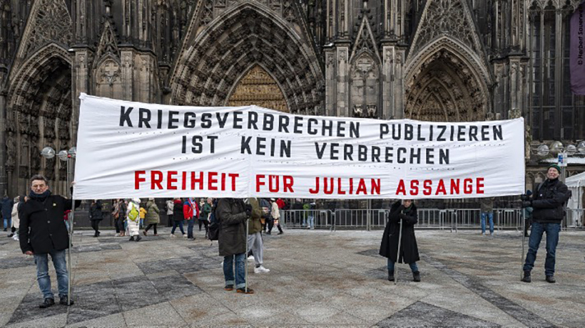 Tag der Pressefreiheit: am 3. Mai 2024 Performance für Julian Assange in Köln