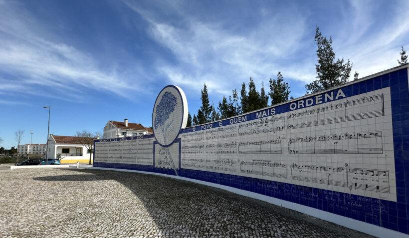 Flashmob in Berlin erinnert an die Nelkenrevolution