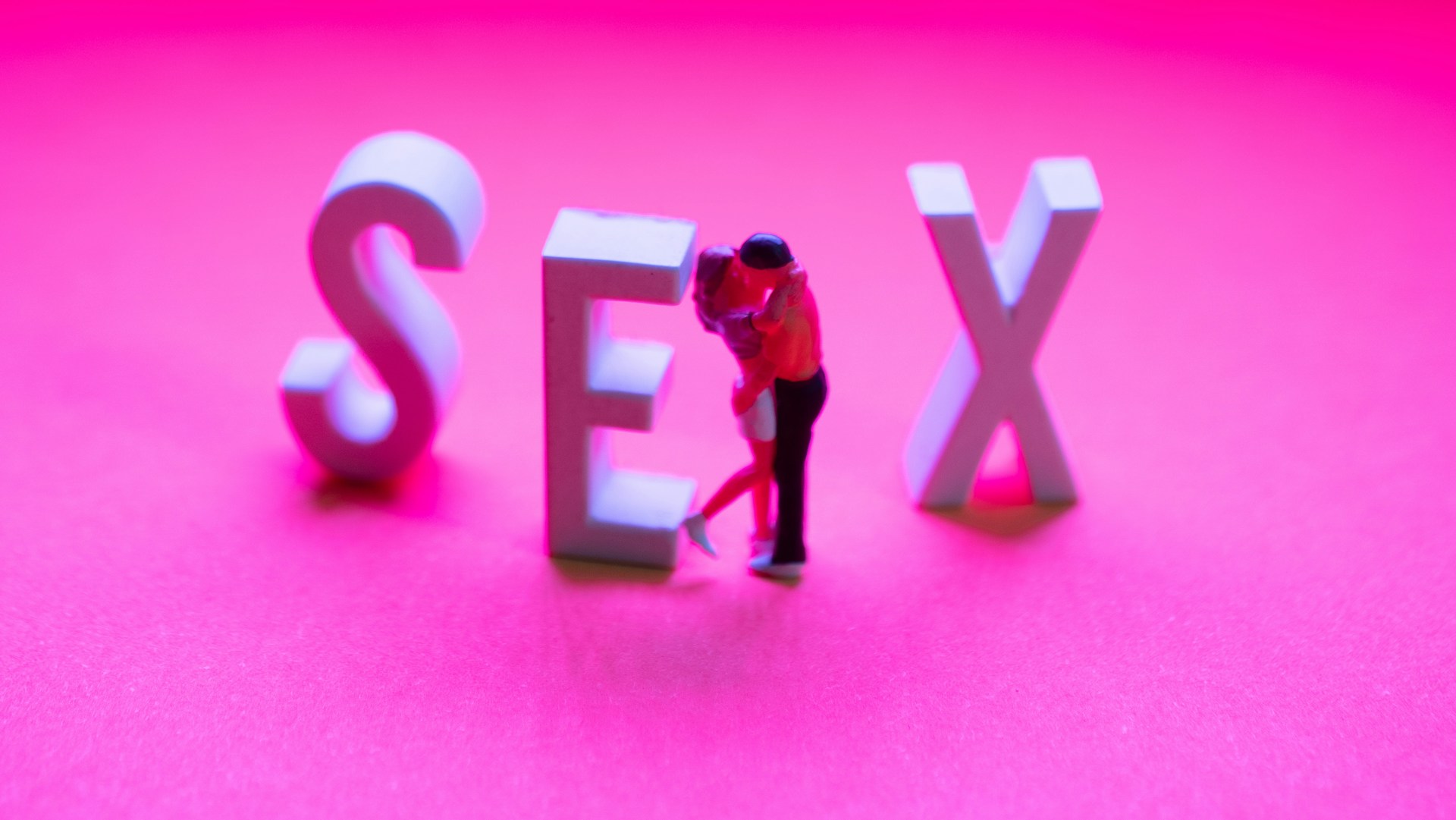 Mann und Frau vor Buchstaben Sex