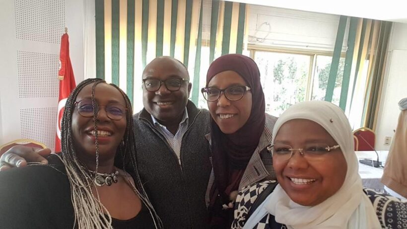 Saadia Mosbah, la prima a sinistra, insieme ad alcune colleghe.