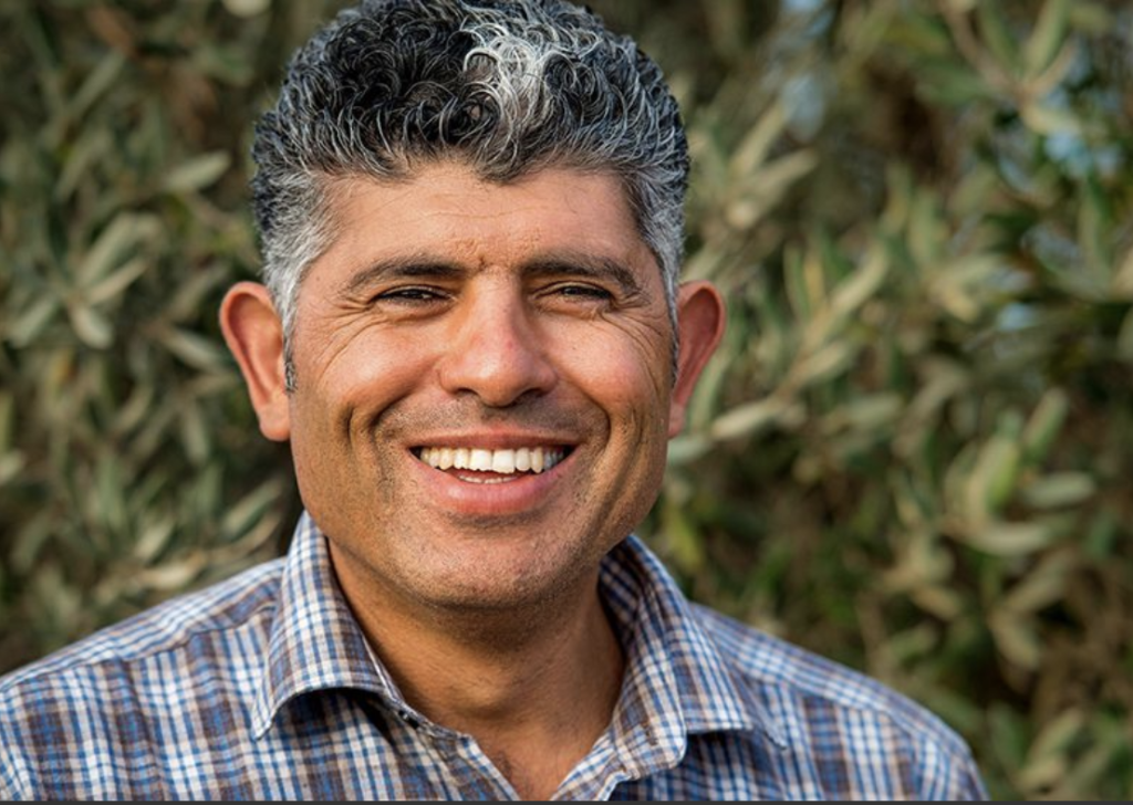 Palästinensischer David gegen israelischen Goliath – Statt Steinschleuder der Satz „Wir weigern uns Feinde zu sein“