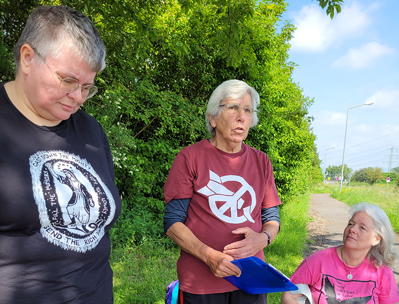 Zwei Frauen der Catholic Workers (USA und NL) wandern ins Gefängnis