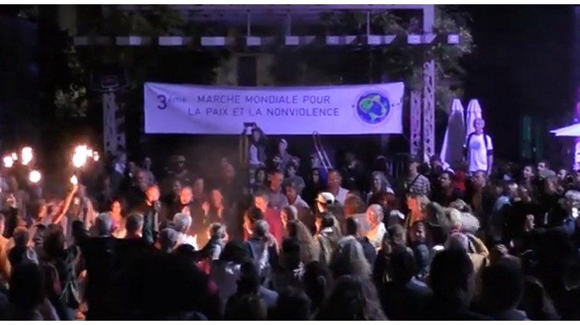 Die Stimmen zur Hymne des 3. Weltmarsches für Frieden und Gewaltfreiheit erheben sich.
