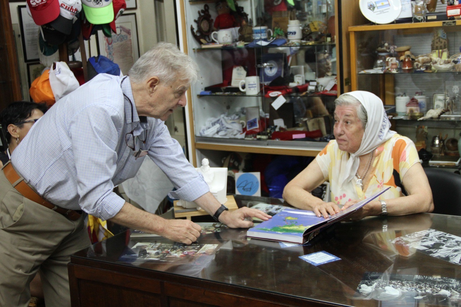 Die Mütter der Plaza de Mayo empfangen das Basisteam des 3. Weltweiten Marsches für Frieden und Gewaltfreiheit