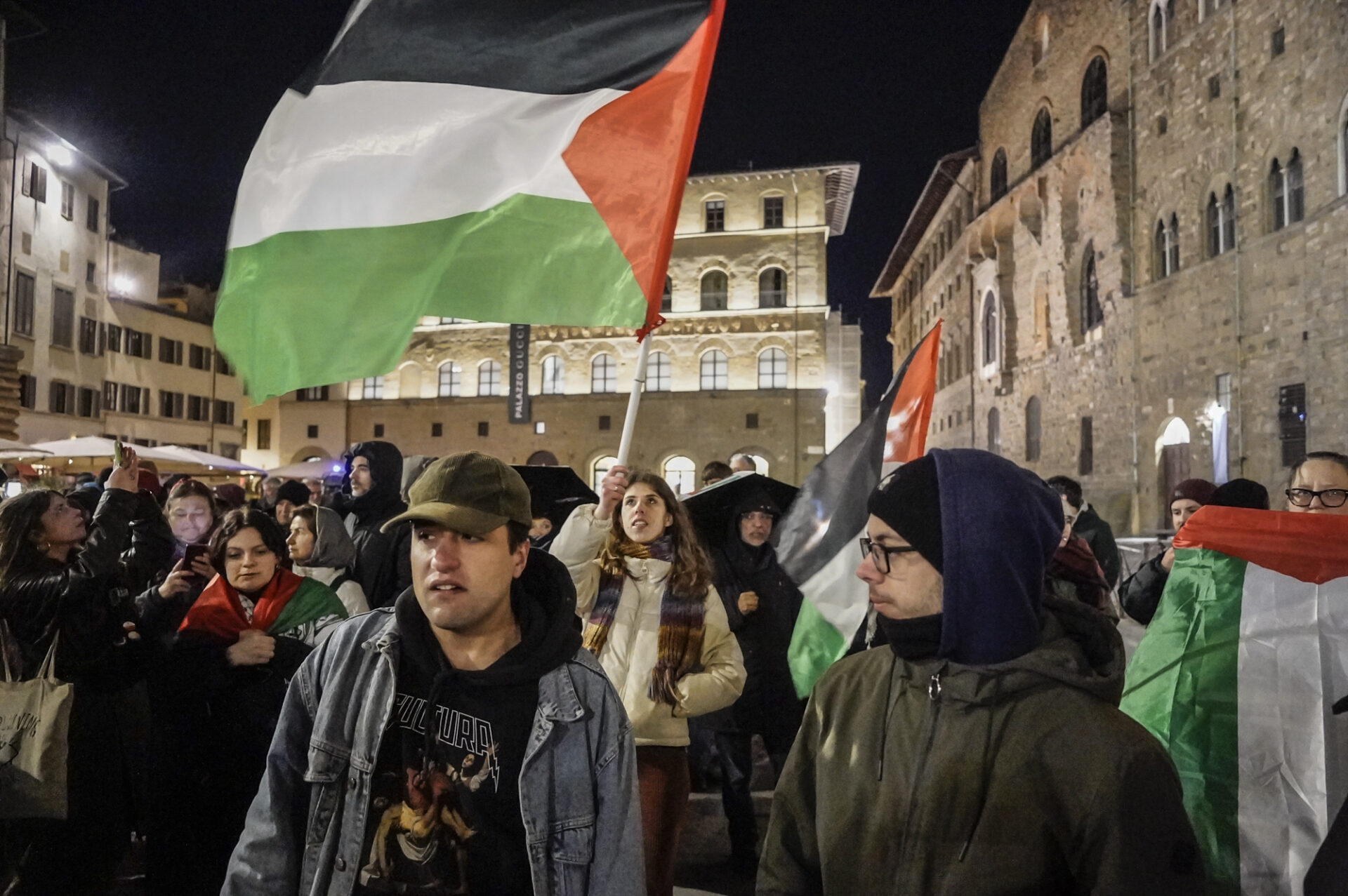 giovani manifestanti per Gaza in Piazza della Signoria a Firenze