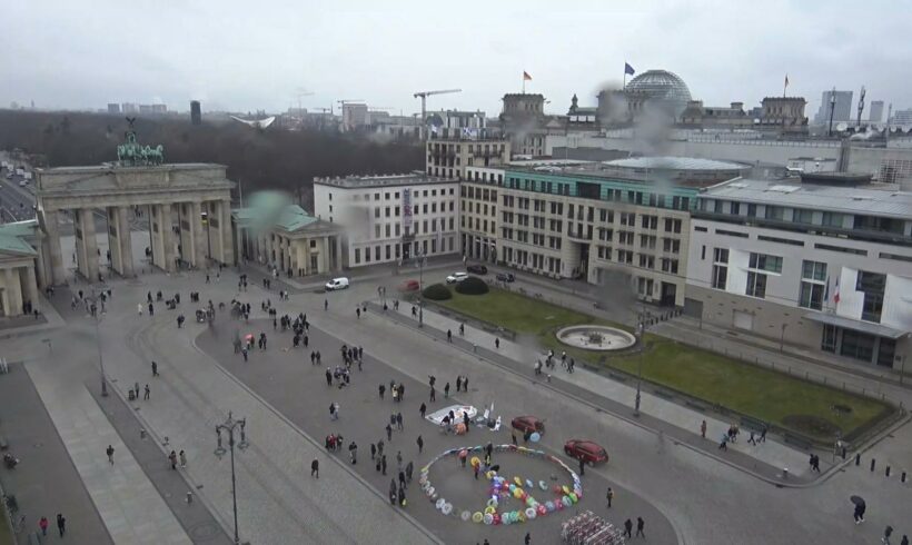 „Freunde für Frieden“: Friedensaktion am Pariser Platz in Berlin gestartet