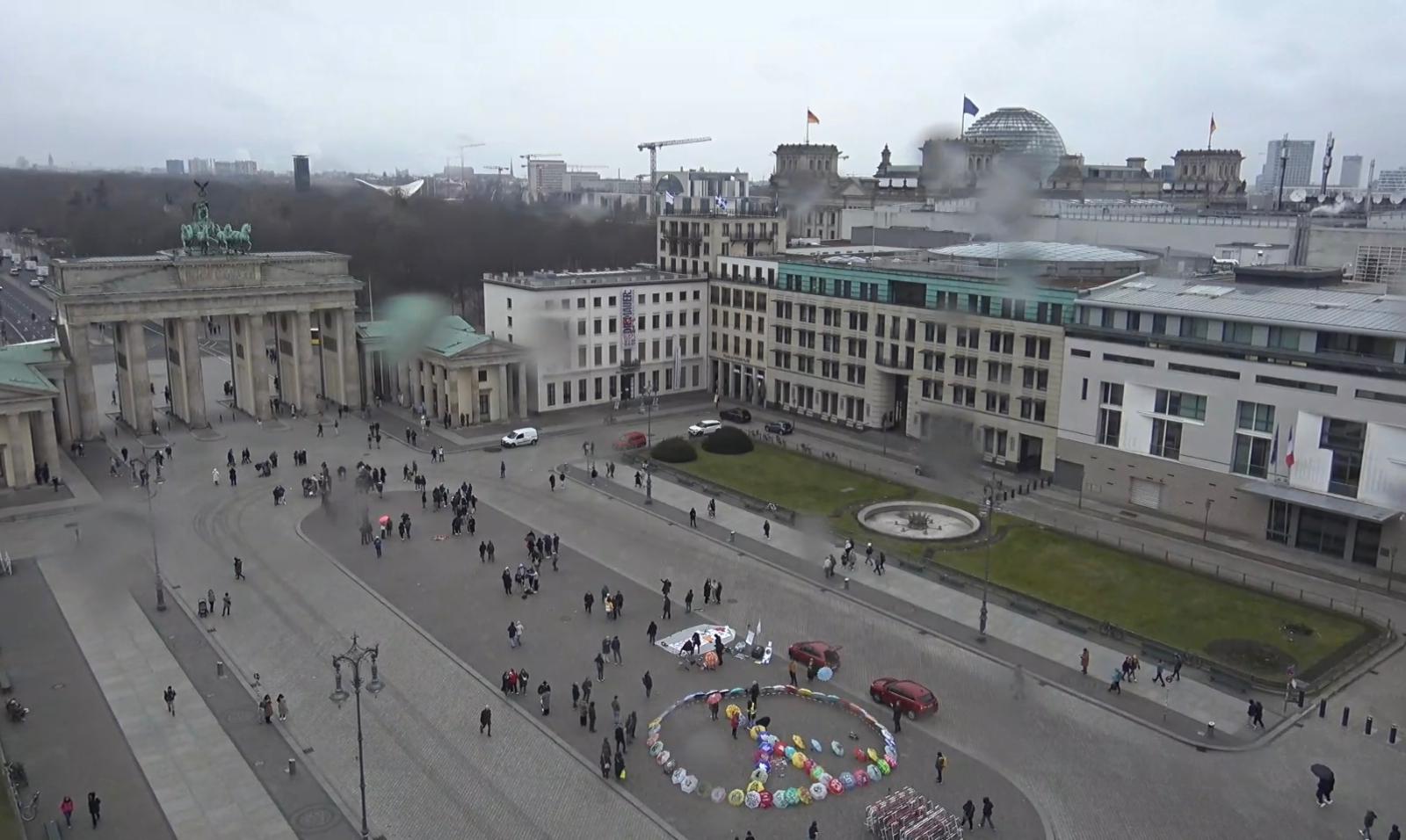 „Freunde für Frieden“: Friedensaktion am Pariser Platz in Berlin gestartet