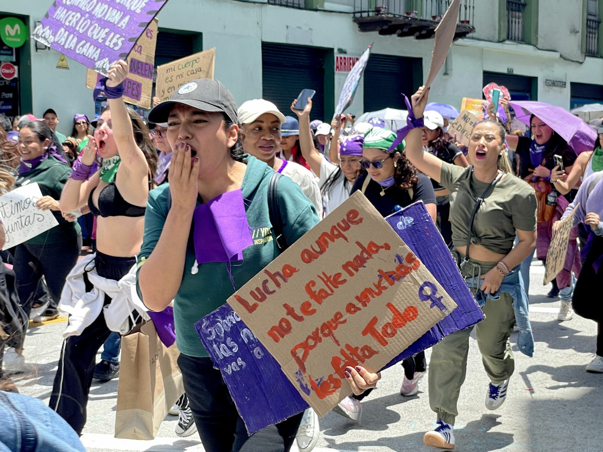 Mujeres jóvenes durante la marcha del 8M 2025 en Quito.