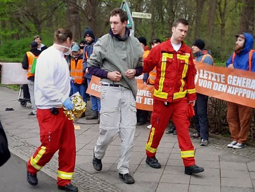 Wegweisendes Grundsatz-Urteil zu Schmerzgriffen - Polizeiliche Maßnmahme gegen Sitzblockade rechtswidrig