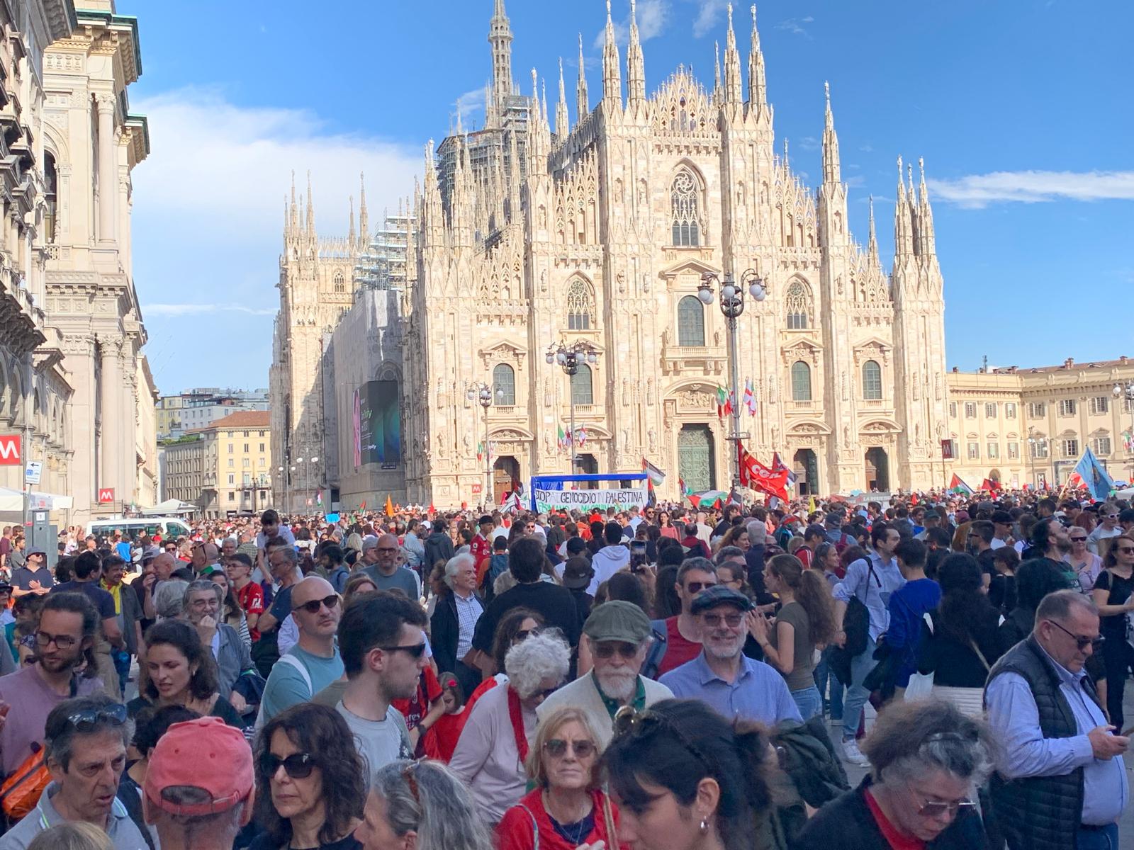 Immagine del Duomo di MIlano con la Piazza piena di persone che manifestano il giorno della Liberazione, 2025