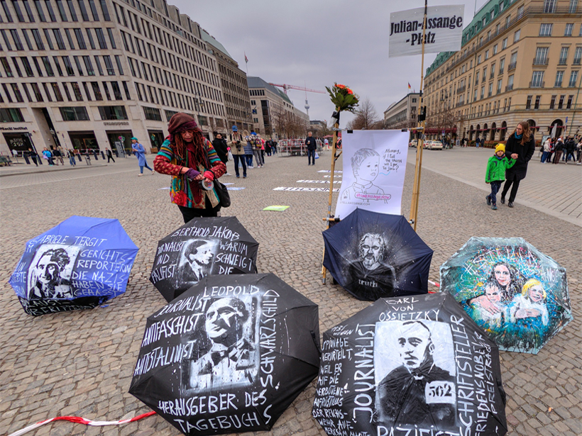 „Freunde für Frieden“: Eine wöchentliche Mahnwache für Menschenrechte und Gewaltfreiheit vor dem Brandenburger Tor