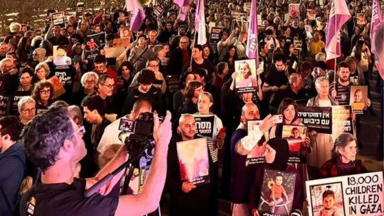 Auf dem Weg zum Friedensgipfel der Völker am 8. und 9. Mai in Jerusalem: Der Platz in Tel Aviv war am 24. April gut besucht