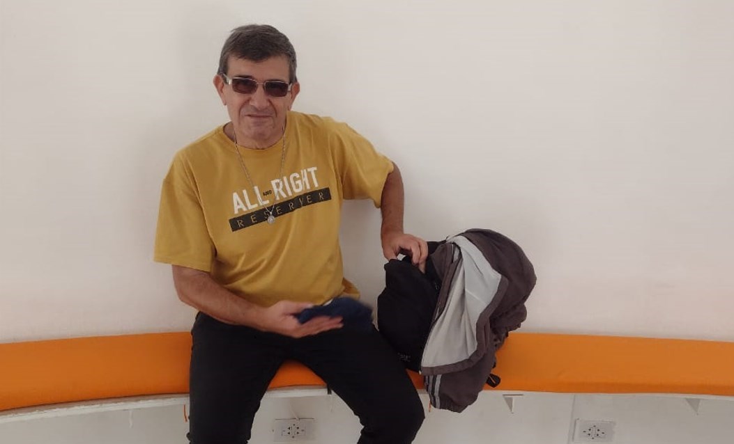 20250608 CLAUDIO CARDONA EN LA SALA REMERA ALL RIGHT. Foto: Gabriel Gomez Fiori