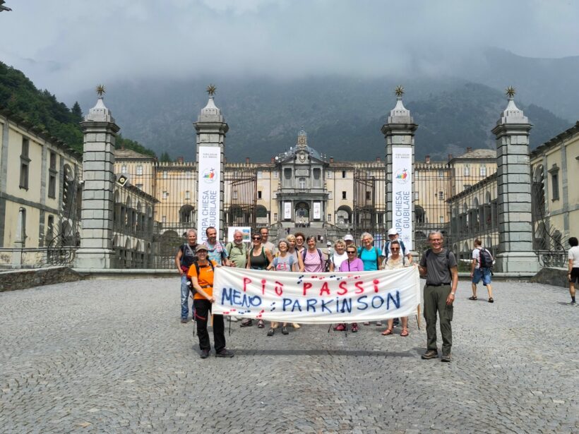 Senza tremori 2025 si conclude al Santuario di Oropa con esposizione dello striscione Più passi meno Parkinson