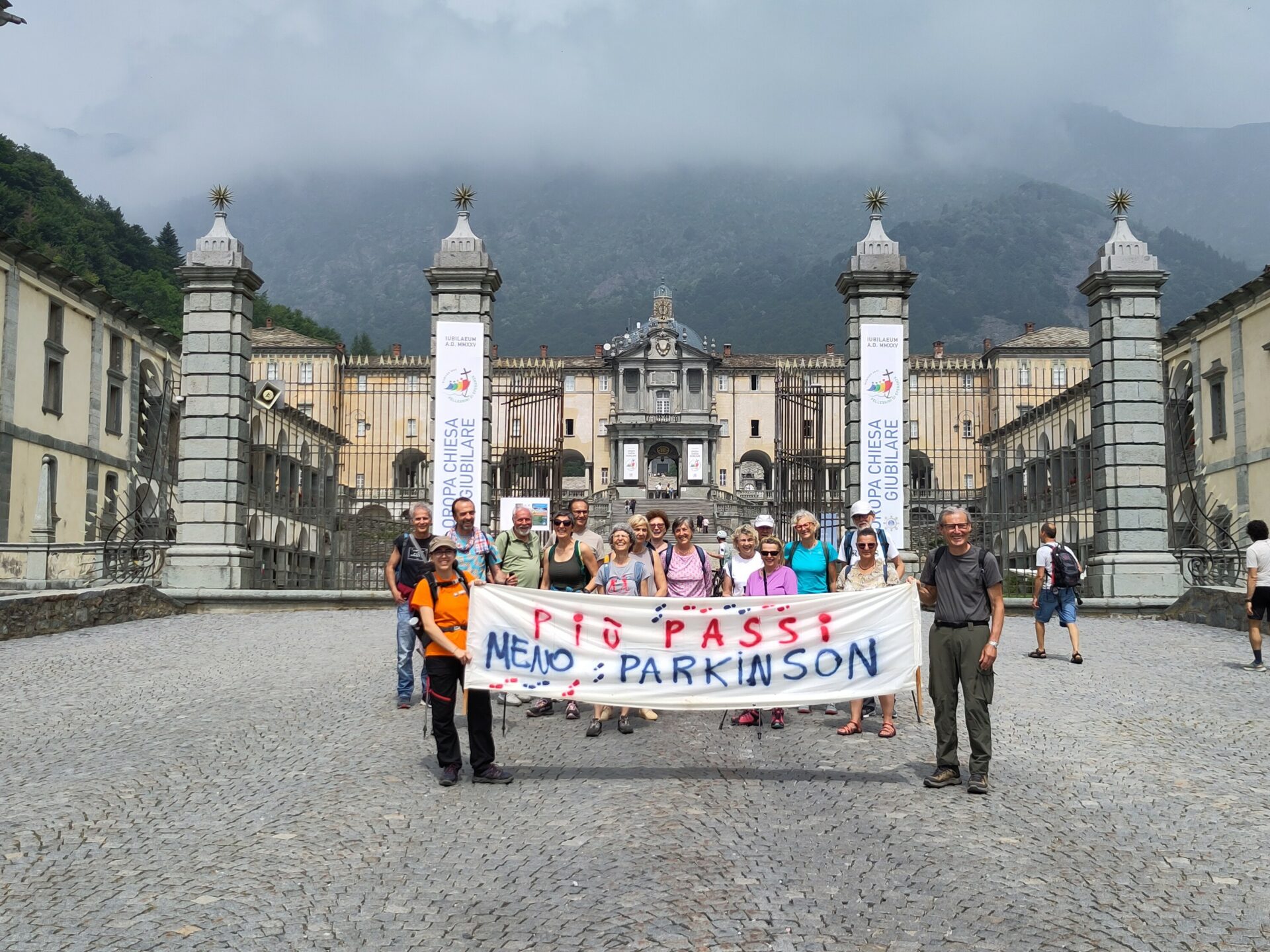 Senza tremori 2025 si conclude al Santuario di Oropa con esposizione dello striscione Più passi meno Parkinson