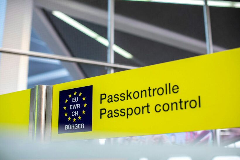 Schild Passport Control