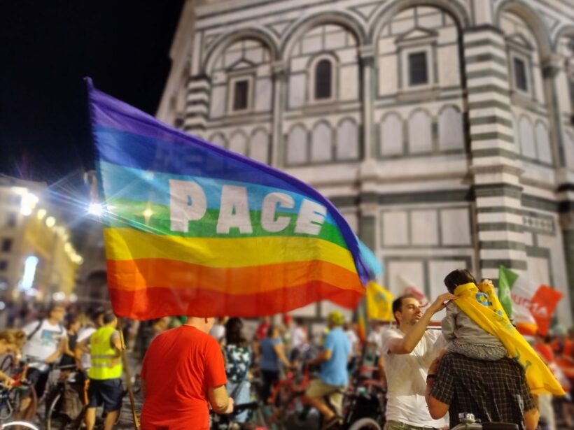 Bandiera della pace con sfondo battistero di Firenze
