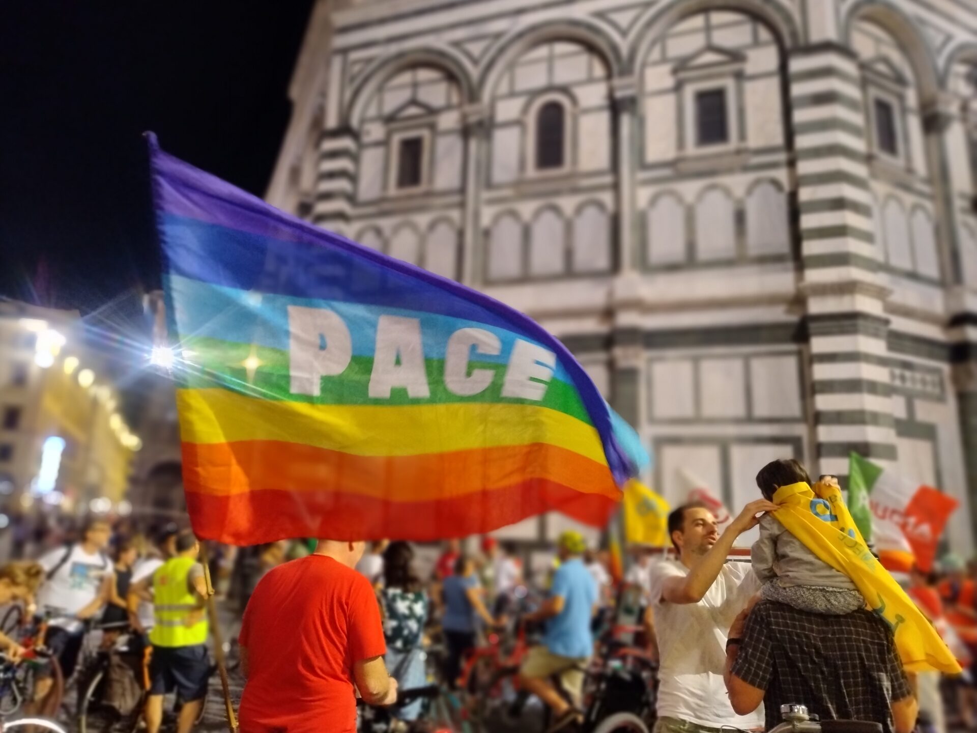 Bandiera della pace con sfondo battistero di Firenze