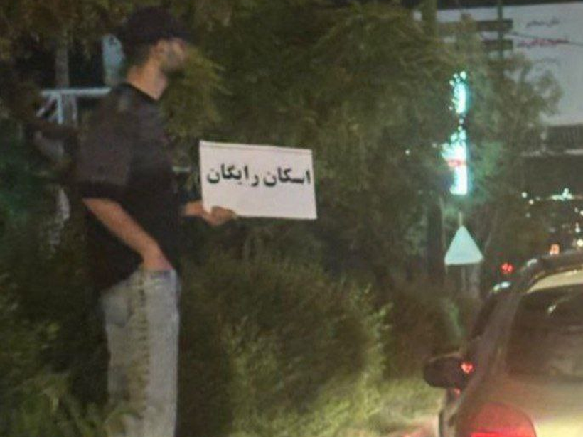 Iran: Die aktuelle Regierung steht nicht auf der Seite des Volkes, aber eine Marionettenregierung ist keine Lösung Wir haben Nasrin (aus Sicherheitsgründen ein fiktiver Name) zur aktuellen Situation im Iran interviewt. Sie lebt im Iran, ist 20 Jahre alt, Studentin der Physik und Unterstützerin einer internationalen humanistischen Non-Profit-Organisation, die sich für eine sowohl persönliche als auch soziale Transformation einsetzt. Wie ist die Situation im Land? Wie ist es dort, wo Sie leben? Natürlich kann ich diese Frage nicht wirklich im Namen des gesamten iranischen Volkes beantworten; nach dem, was ich gesehen und gehört habe, und was vielleicht auch zu vermuten ist, sind die Menschen, gelinde gesagt, ständig gestresst. Ich habe Familienmitglieder und Freunde in Teheran, und wie Sie wissen, hat Teheran von allen anderen Städten die meisten Angriffe erlebt, und das war für sie beängstigend und stressig. Sie denken vielleicht: "Aber Israel hat Teheran vorab informiert und gewarnt und auch gesagt, man solle die Hauptstadt verlassen." Das ist richtig, aber erstens hatten die meisten Menschen im Iran etwa 5 Tage lang keinen Zugang zum Internet und hatten somit wirklich keine Möglichkeit, dieser Warnung gewahr zu werden. Zweitens hat Teheran eine Bevölkerung von 15 Millionen Menschen! Das ist das 1,5-fache der Bevölkerung Israels. Wie können 15 Millionen Menschen ihre Stadt innerhalb von 1 oder 2 Tagen verlassen? Das ist unmöglich. Und was ist mit den Menschen im Krankenhaus - denen, die besondere Pflege benötigen, mit den Waisen, den Obdachlosen und vielen anderen Gruppen, die nicht einmal einen anderen Ort haben, an den sie gehen können? Daher verstehe ich das so, dass Israel nur versucht, sich friedlich darzustellen und so zu erscheinen, als kümmere es sich um die Menschen im Iran, was aber tatsächlich nicht der Wahrheit entspricht! Soweit ich weiß, wurden in anderen großen und kleineren Städten im Iran keine Wohngebiete angegriffen, aber der Stress, die Angst und die lauten Geräusche der Explosion haben dazu geführt, dass viele Menschen viele Nächte lang nicht schlafen konnten. Was ist das Hauptgefühl der Menschen? Ich kann sagen, dass das Hauptgefühl der Menschen Angst und Stress ist, vor allem wegen des Krieges, aber auch wegen dem, was danach passieren wird, wenn all diese Industrie-, Militär- und Wohngebiete zerstört worden sind, und wie die iranische Regierung dann darauf reagieren wird. Wir machen uns Sorgen um den Iran. Einige Leute sind auch enttäuscht über die Menge an Geld, die für diese Raketen und die Nukleartechnologie ausgegeben wurde, ganz zu schweigen von dem Geld, das dabei aufgrund von Korruption verloren gegangen ist, und all dieses Geld wird abgefeuert, um zu zerstören, oder wurde innerhalb von wenigen Tagen verpulvert. Das war das Geld, das für die Menschen hätte ausgegeben werden sollen, für das Bildungssystem, für das Gesundheitssystem, für die Bevölkerung des Landes, oder zumindest für einige Luftschutzbunker für sie... Wir Iraner sind müde, wegen all der Probleme, die wir hatten, von den wirtschaftlichen bis hin zu den Übergriffen der Regierung gegen uns, und weil alles noch viel schlimmer geworden ist... Aber wir haben immer noch Hoffnung auf ein Ende des Krieges, auf eine bessere Zukunft. Wie sehen die Menschen die Zukunft? Wie ich bereits geschrieben habe, sind die Menschen besorgt darüber, wie die Regierung nach diesem Krieg auftreten wird. Das liegt daran, dass wir in der Vergangenheit gesehen haben, um wieviel gewalttätiger dieses Regime in Folge ähnlicher Situationen geworden ist, und in diesen Tagen sehen wir auch wieder, wie in 12-minütigen Gerichtsverhandlungen einige Personen direkt zum Tode verurteilt werden, auf Grund der Beschuldigung, mit Israel zusammenzuarbeiten, oder Ähnlichem, und ohne einen sie verteidigenden Anwalt! Wir haben in den letzten Tagen auch gesehen, dass, als bei einem Angriff das Eingangstor des Gefängnisses Evin in Teheran zerstört worden war, (welches ein Gefängnis für politische Häftlinge ist,) alle Straßen, die zu diesem Gefängnis führen, blockiert wurden und man Schüsse hörte. Diese Regierung steht nicht auf der Seite seines Volkes. Bewirken Protestbewegungen wie "Women Life Freedom" etwas? Trotz der Bemühungen Israels und der USA, die Menschen im Iran zum Protest und zum Regimewechsel im Iran zu bewegen, hat das iranische Volk dies nicht getan. Vielleicht hatten Einige die Absicht dazu, und haben es nicht getan, weil in den Städten, vor allem in Großstädten, eine starke Atmosphäre der Überwachung vorherrscht. Checkpoints und die Präsenz von Angehörigen der Spezialeinheit sind ein Beleg dafür. Diese Regierung hat vor ihrer Bevölkerung genauso viel Angst wie vor ihrem Feind, wenn nicht sogar noch mehr. Aber einige Leute wollten trotz ihres Hasses auf diese Regierung nicht einmal protestieren. Wir wollen zwar, dass sich das Regime ändert, aber wir wollen keine Marionettenregierung, die von Israel oder den USA kontrolliert wird, um über uns zu herrschen. Wir wollen nicht, dass unsere Heimat Iran auf Grund eines Machtvakuums in Stücke gerissen wird. Wir hassen das Regime der Ayatollahs, aber wir wollen nicht, dass uns etwas Schlimmeres als dies passiert, und ganz sicher wollen wir nicht, dass es von Leuten zerstört wird, die behaupten, dies sei nur zu unserem Besten. Wie sehen Sie die Situation der Regierung und des theokratischen Regimes? Ich bin kein Politiker, also kann ich hierzu keine wirklich professionellen Aussagen von mir geben; aber ich werde von meinen Beobachtungen berichten und meine Meinung zu diesen äußern. Eine interessante Beobachtung ist, dass wir zuvor in den Reden des iranischen Führers oder anderer Regierungsvertreter hören konnten, wie sie von der "islamischen Umma" sprachen (der globalen Gemeinschaft der Muslime, die in ihrem Glauben vereint sind). Aber nach Beginn dieses Krieges sprachen sie nur noch von "dem geliebten Volk des Iran". Andere Tatsachen, wie die fünftägige Unterbrechung des Zugangs zum Internet für 97% der iranischen Bevölkerung, die Checkpoints, die Anwesenheit von Angehörigen der Spezialeinheiten in den Städten und noch andere Fakten zeigen, dass dieses theokratische Regime Angst vor seiner Bevölkerung hat, jetzt, da es durch den Krieg geschwächt worden ist. Interessant und traurig ist auch, dass ich den Vertreter des Iran in keiner der Dringlichkeitssitzungen des UN-Sicherheitsrates über das iranische Volk sprechen hörte. Die iranische Regierung ist jetzt schwach, aber sie wird ihre ganze Kraft darauf verwenden, jegliche Unruhe auf Seiten der Menschen zu unterdrücken, und sie wird dies in aggressivster Art und Weise tun, so wie sie es mit den politischen Gefangenen unter dem Deckmantel des Krieges machen. Und nach diesem Krieg werden sie noch aggressiver vorgehen. Was können gewaltfreie Bewegungen im Ausland tun, um einen Wandel in Ihrem Land herbeizuführen? Ich persönlich denke, dass gewaltfreie Bewegungen ihre Aktivitäten fortsetzen und sich mit weiteren Menschen auf globaler Ebene in Verbindung setzen sollen, um das Wissen um das, was vor sich geht, zu verbreiten und um immer mehr Menschen auf der ganzen Welt zu Engagement anzuregen. Die Menschheit braucht Frieden, und das ist definitiv nicht das, was die Politik anstrebt, und wir sollten keinem Politiker glauben, der behauptet, dass die Zielsetzung für das Töten oder die Bombardierung eines Landes der Frieden dieses Landes oder der ganzen Welt ist. Hören Sie nicht auf die Lügen der Medien, denken Sie nach und kritisieren Sie. Propaganda funktioniert dann, wenn die Menschen aufhören zu denken.