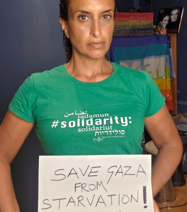 Noa con il cartello contro la fame a Gaza