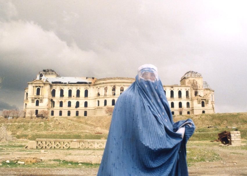 donna afghana con velo