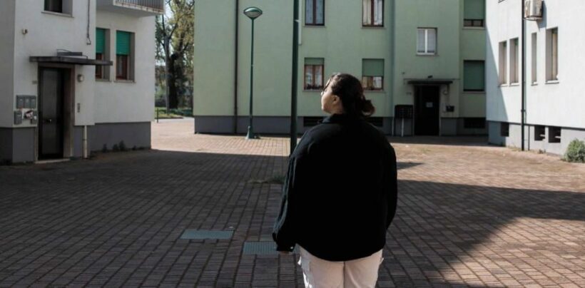 Giovane in un cortile