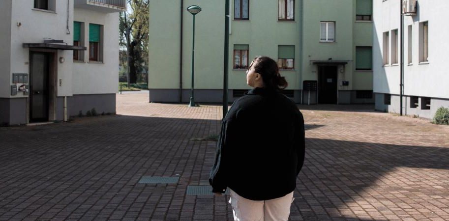 Giovane in un cortile