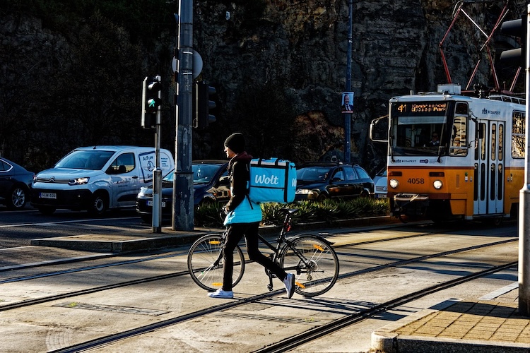 Rider che attraversa la strada