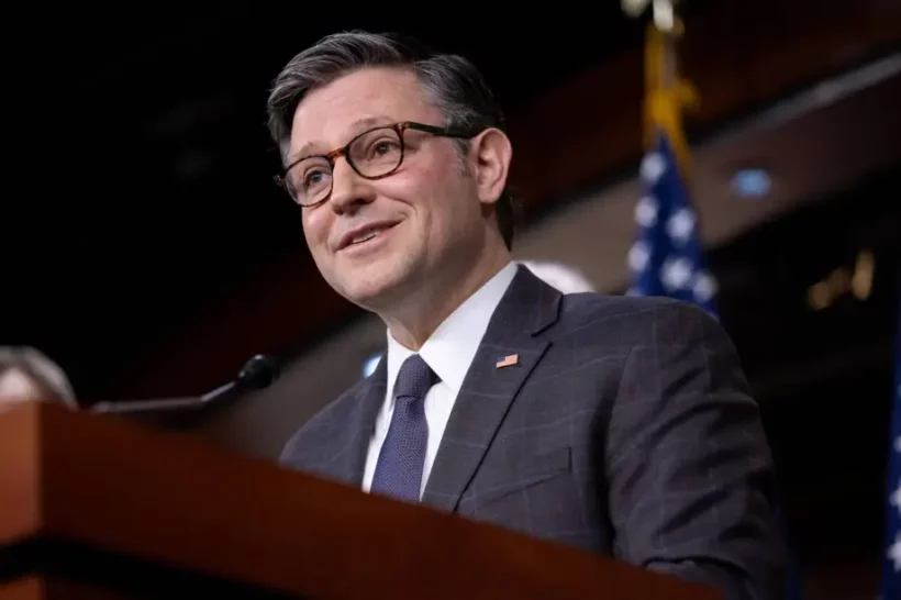 Il presidente della Camera Mike Johnson (R-LA) parla durante una conferenza stampa insieme ad altri leader repubblicani della Camera al Campidoglio degli Stati Uniti a Washington, DC, il 19 novembre 2024
