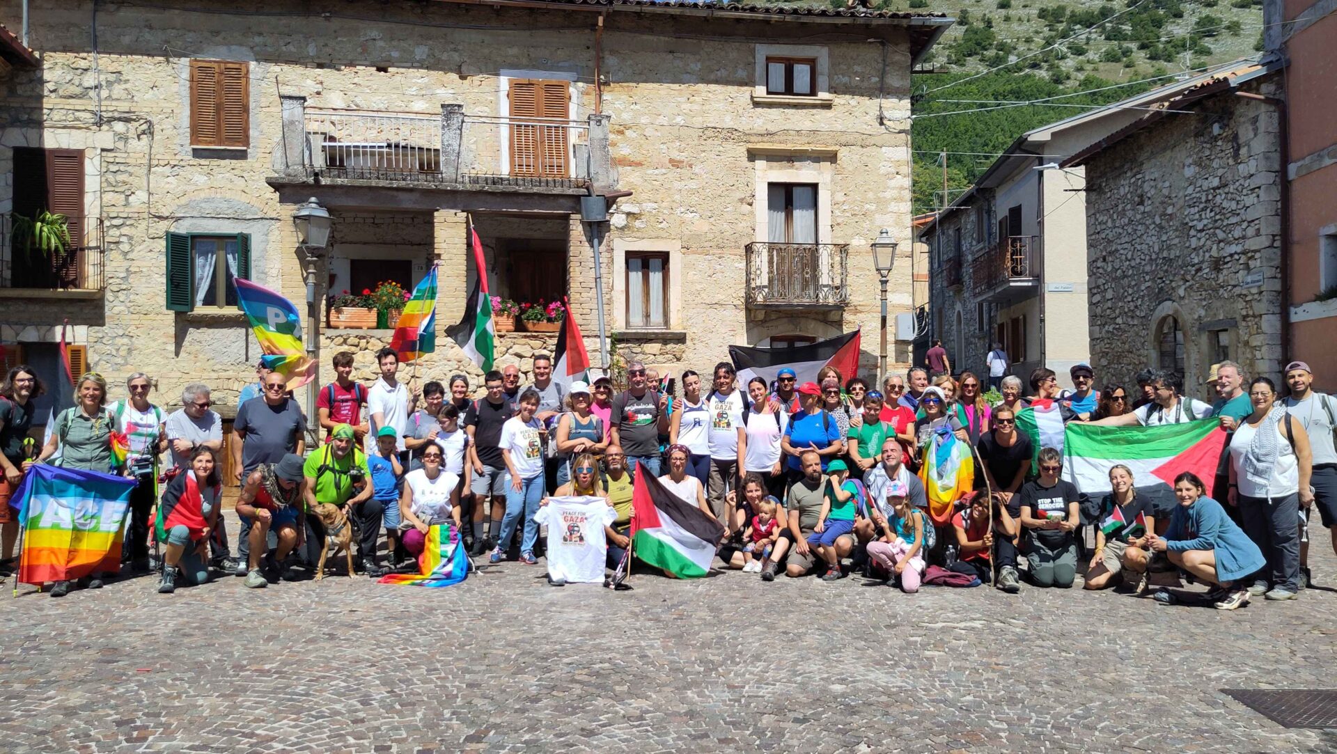 Foto di gruppo della Local March for Gaza sul Cammino dei Briganti a Scanzano, in Abruzzo