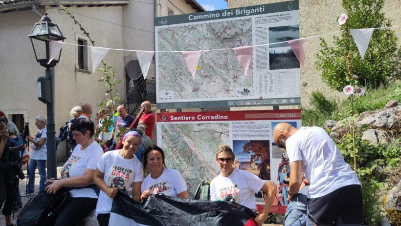 Sosta durante la prima giornata sul Cammino dei Briganti della Local March for Gaza