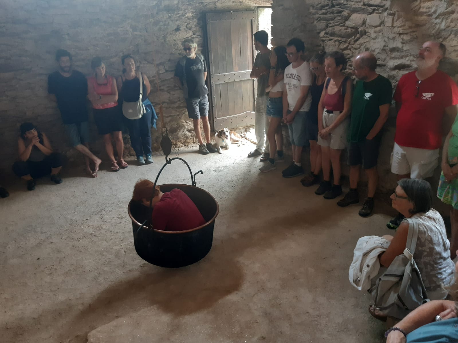 Leo Romano legge dentro al paiolo appeso al soffitto il libro di Muin Masri Vendesi croce