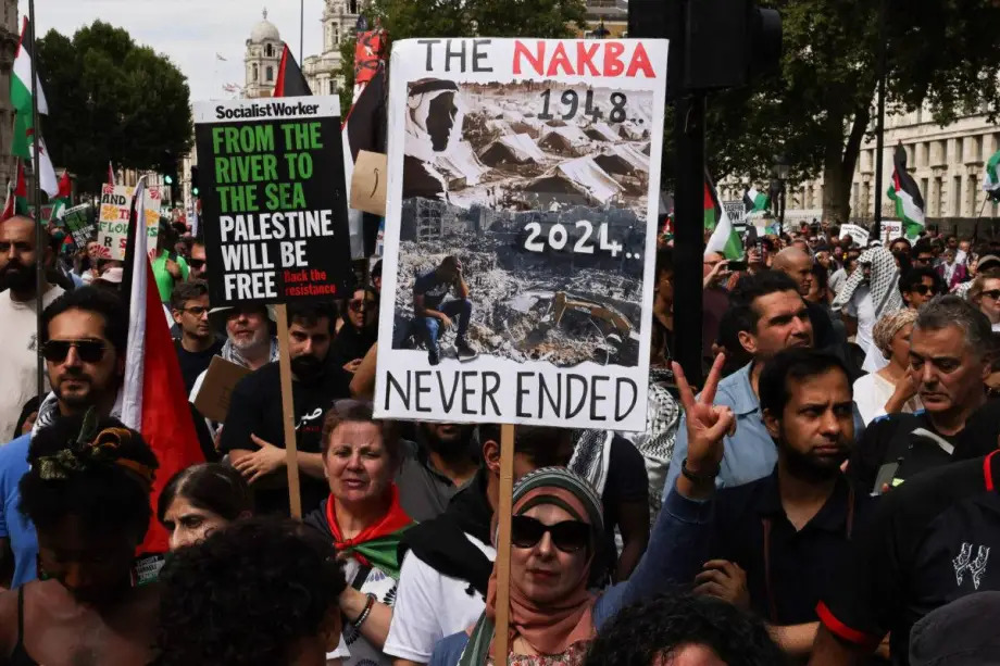 manifestazione con cartello "the nakba never ended"