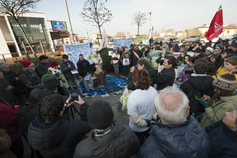 protesta no PFAS davanti al Tribunale di Vicenza
