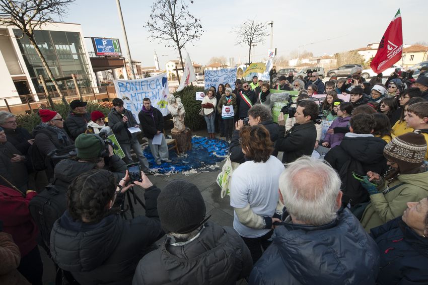 protesta no PFAS davanti al Tribunale di Vicenza