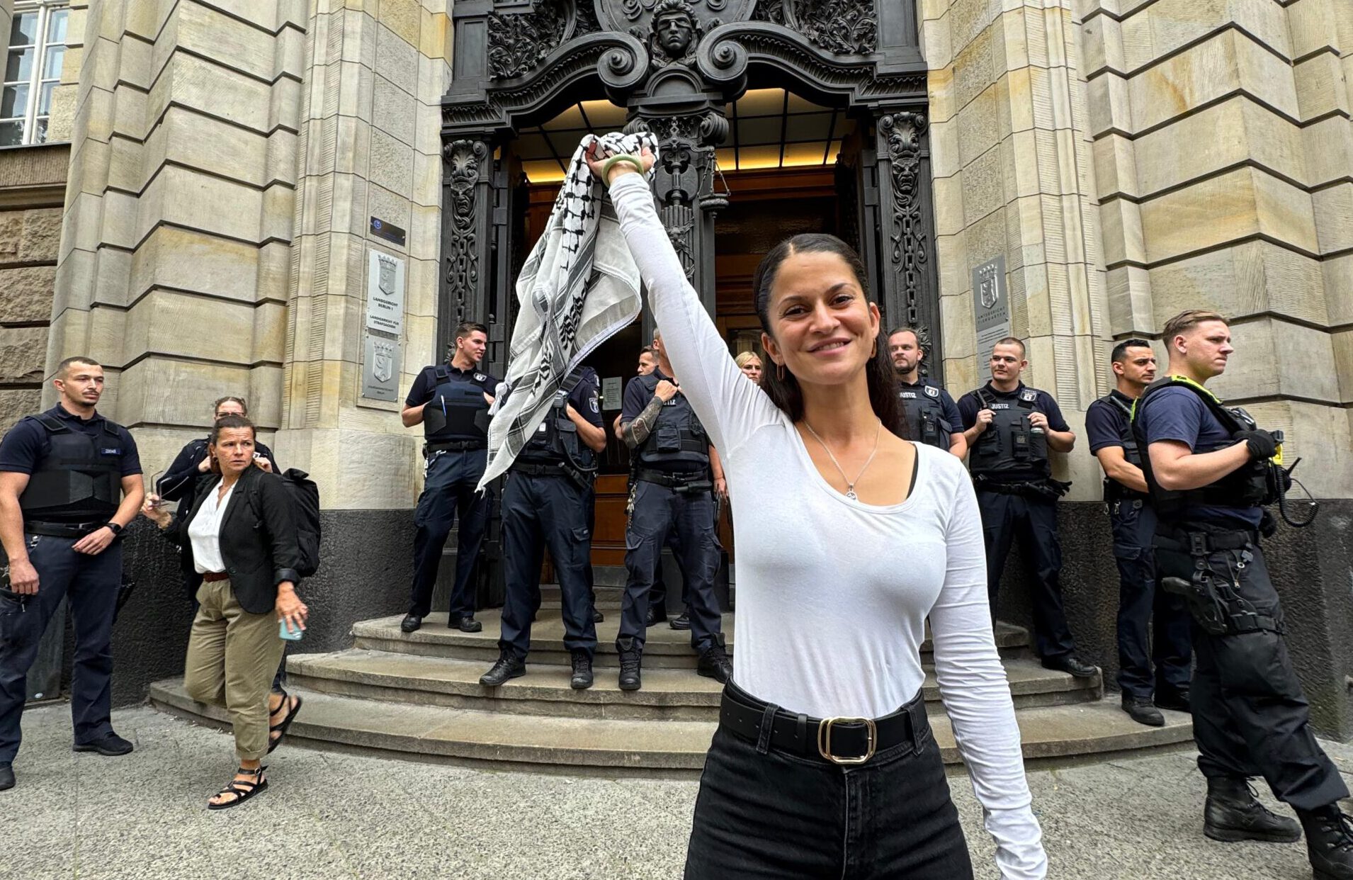 Die flammende Rede der Aktivistin Yasmin Acars, die selbst deutsche Richter beeindruckt