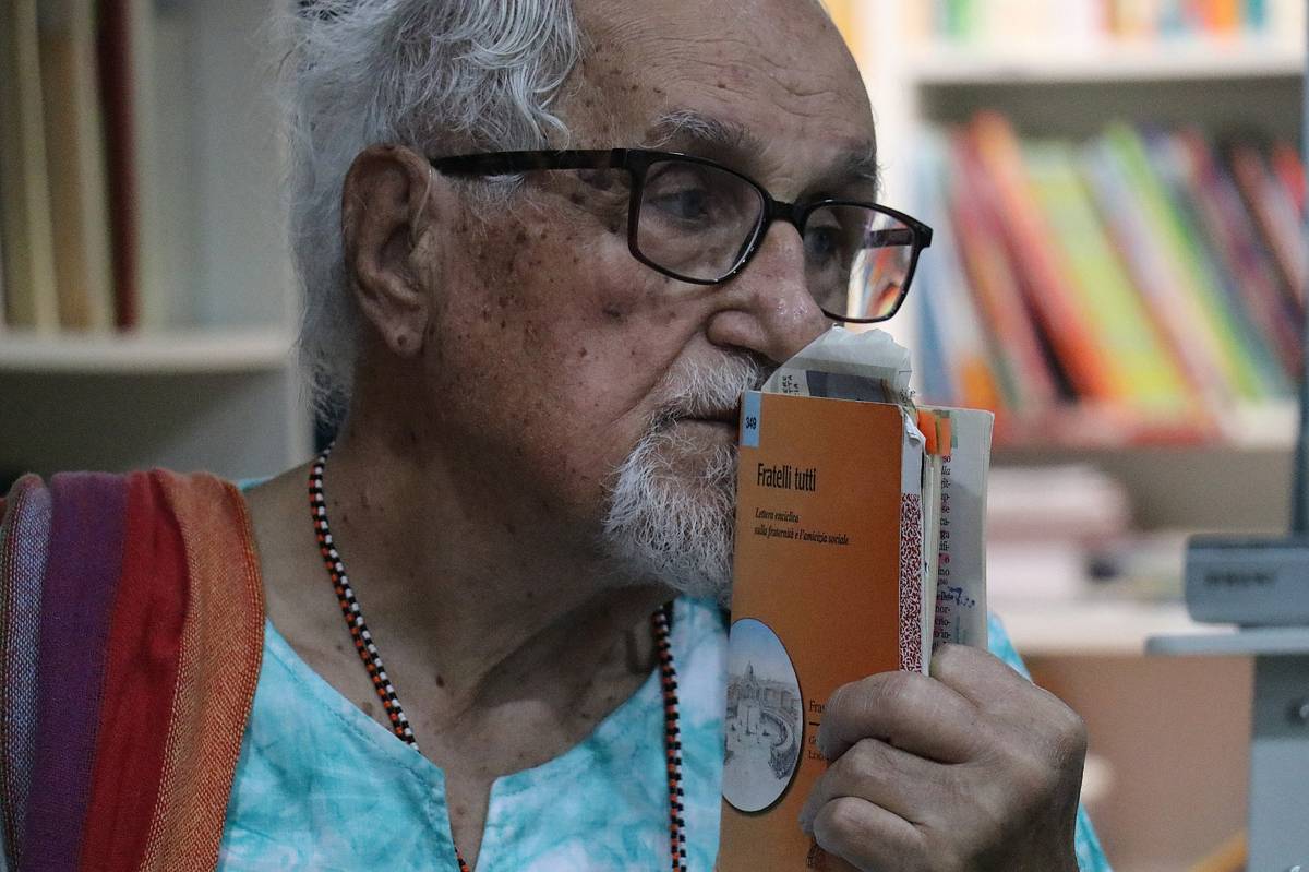 Padre Alex Zanotelli interviene all’Eirenefest di Napoli, richiamando il valore dell’enciclica Fratelli tutti nel suo impegno per il disarmo nucleare e la pace.