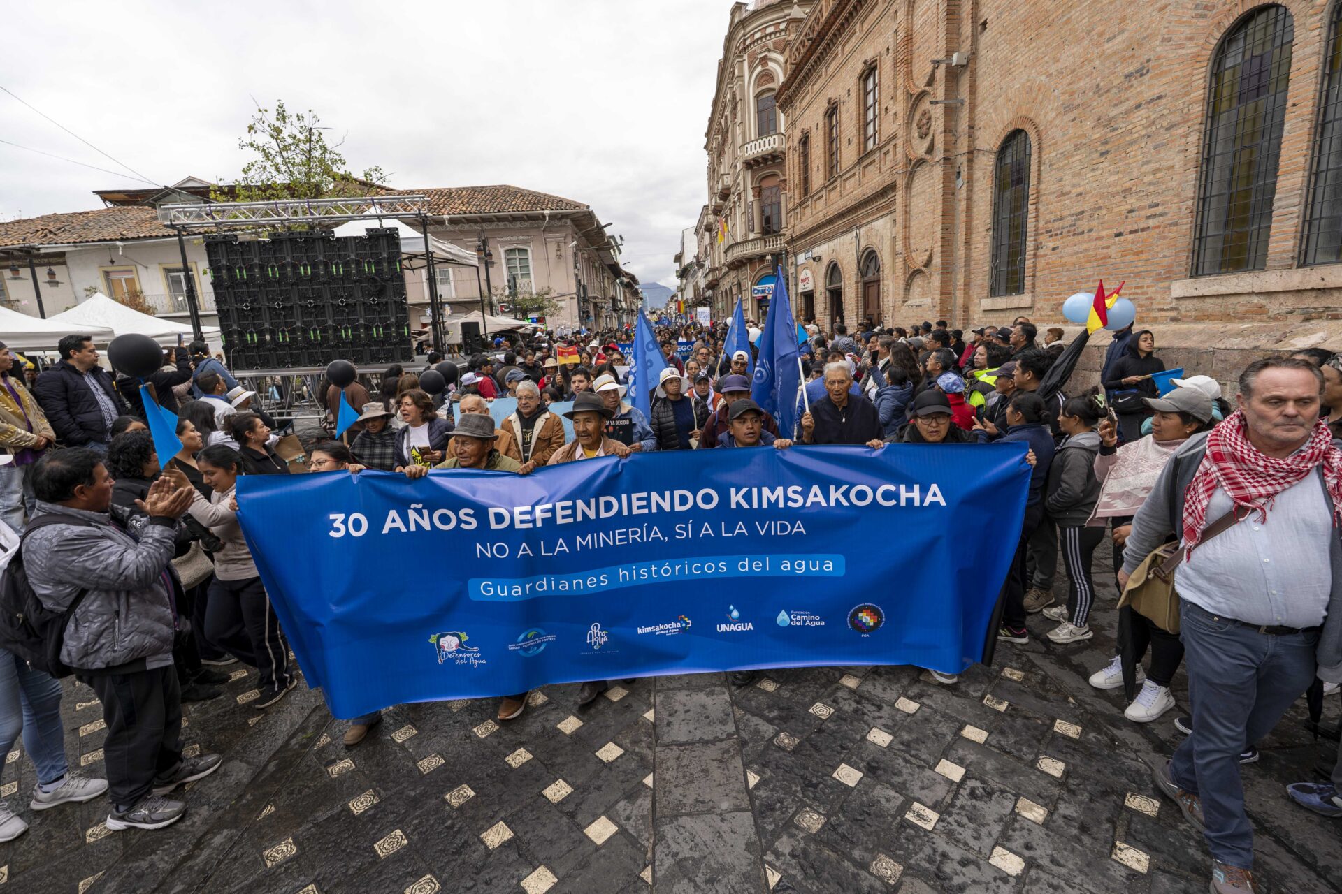 Miles de personas de diversas partes del Azuay, participaron hoy martes 16 de septiembre, en la marcha por la defensa del agua.