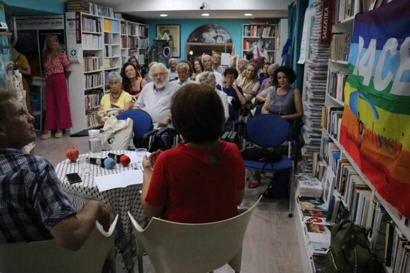 La sala della libreria IoCiSto durante l’Eirenefest Napoli, con il pubblico raccolto per la presentazione di Dugo e le stelle di Francesco Troccoli, dialogo guidato da Valentina Ripa.
